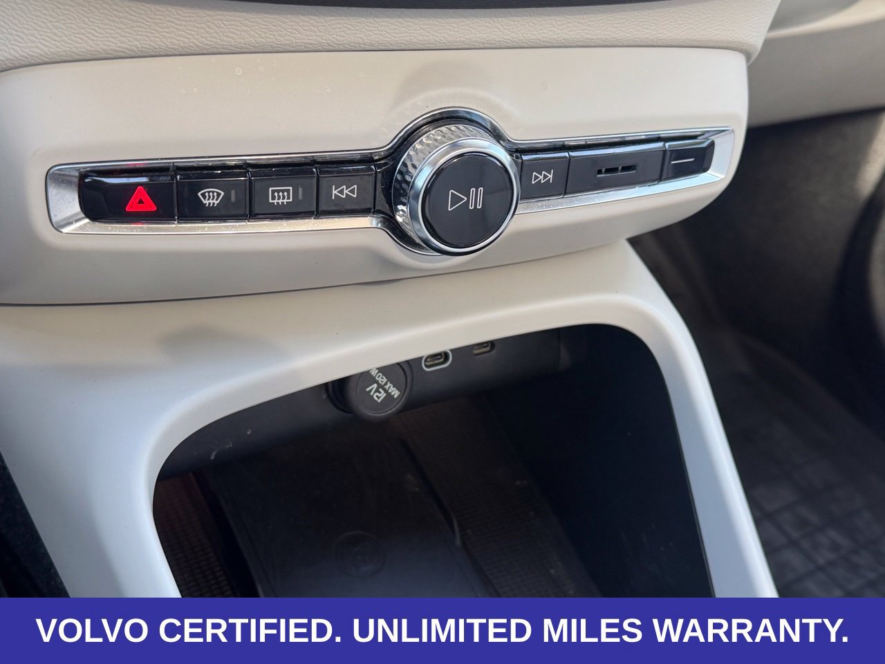 Certified 2024 Volvo XC40 B5 Ultimate w/ Protection Package Premier AWD/4WD image 28