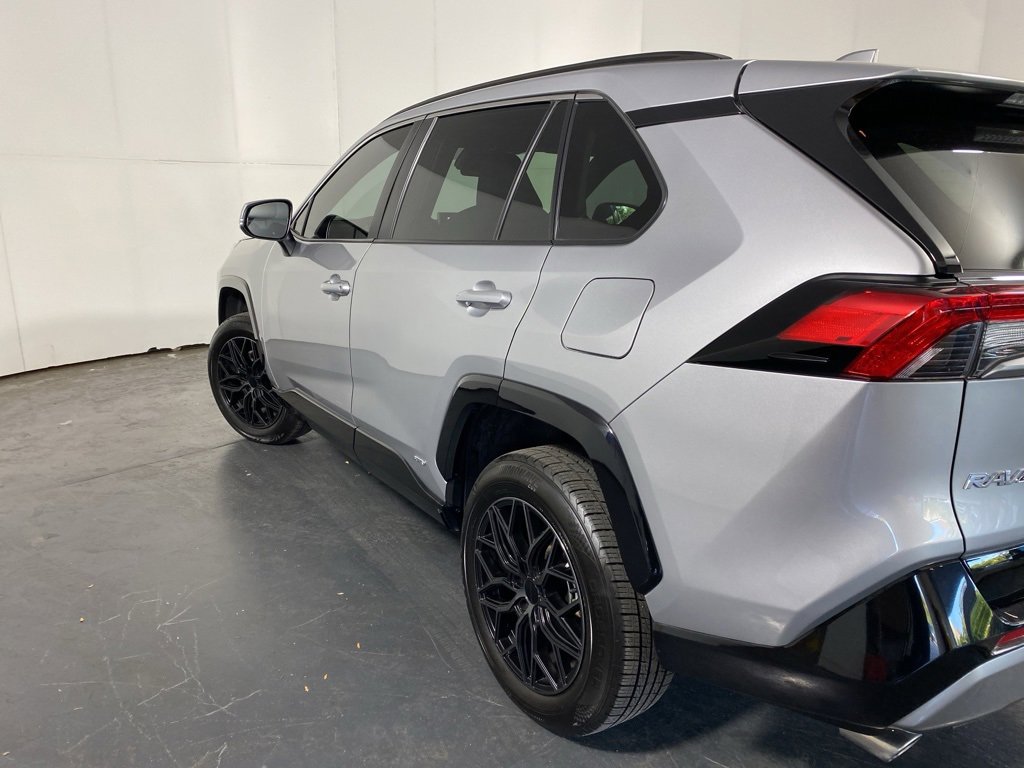 Used 2025 Toyota RAV4 SE image 8