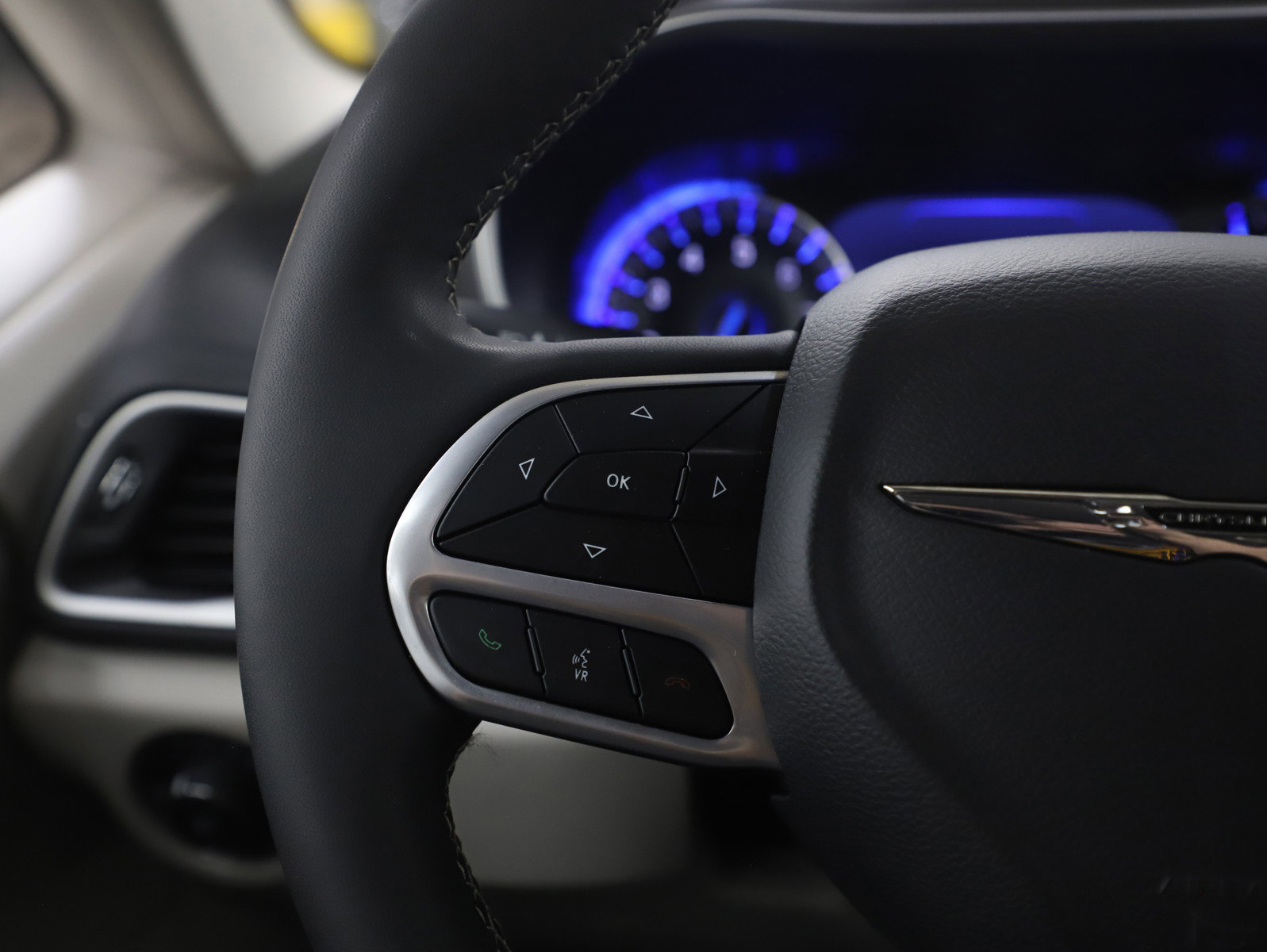 Used 2022 Chrysler Pacifica Touring-L image 28