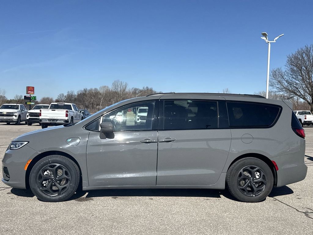 Used 2021 Chrysler Pacifica Touring w/ Uconnect Theater Family Group image 5