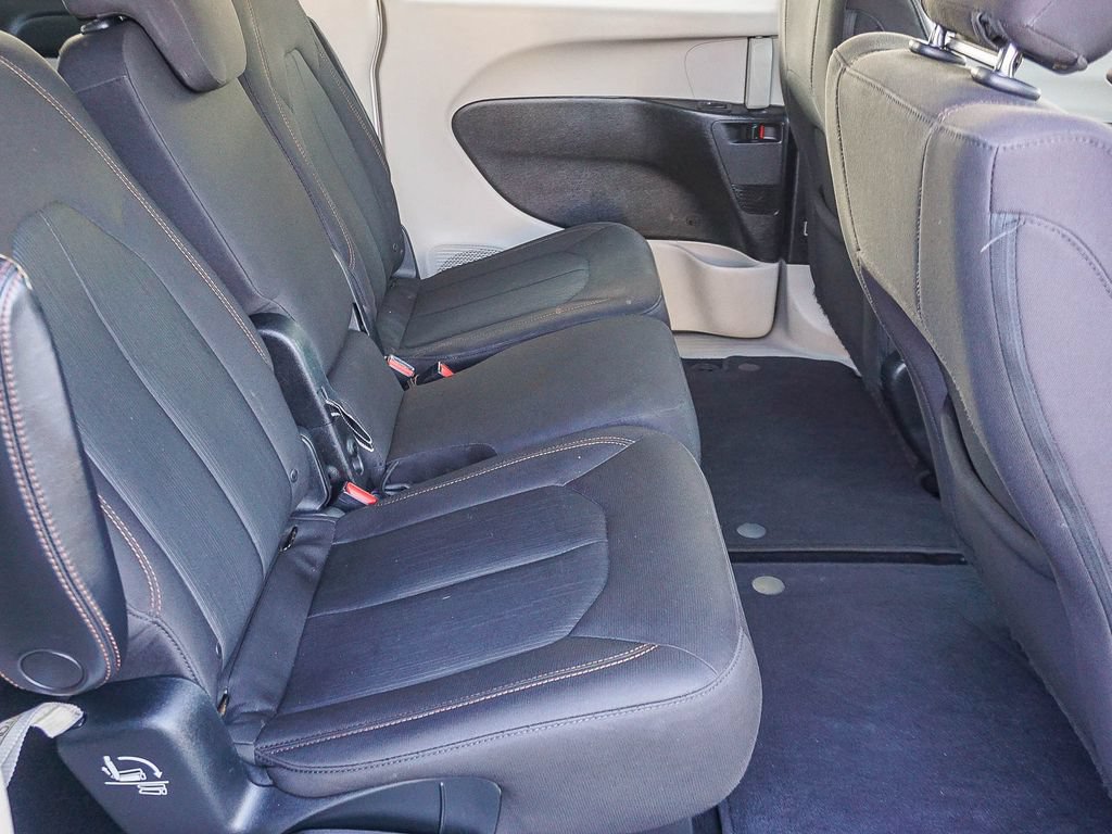 Used 2017 Chrysler Pacifica Touring w/ Tire & Wheel Group FWD image 14