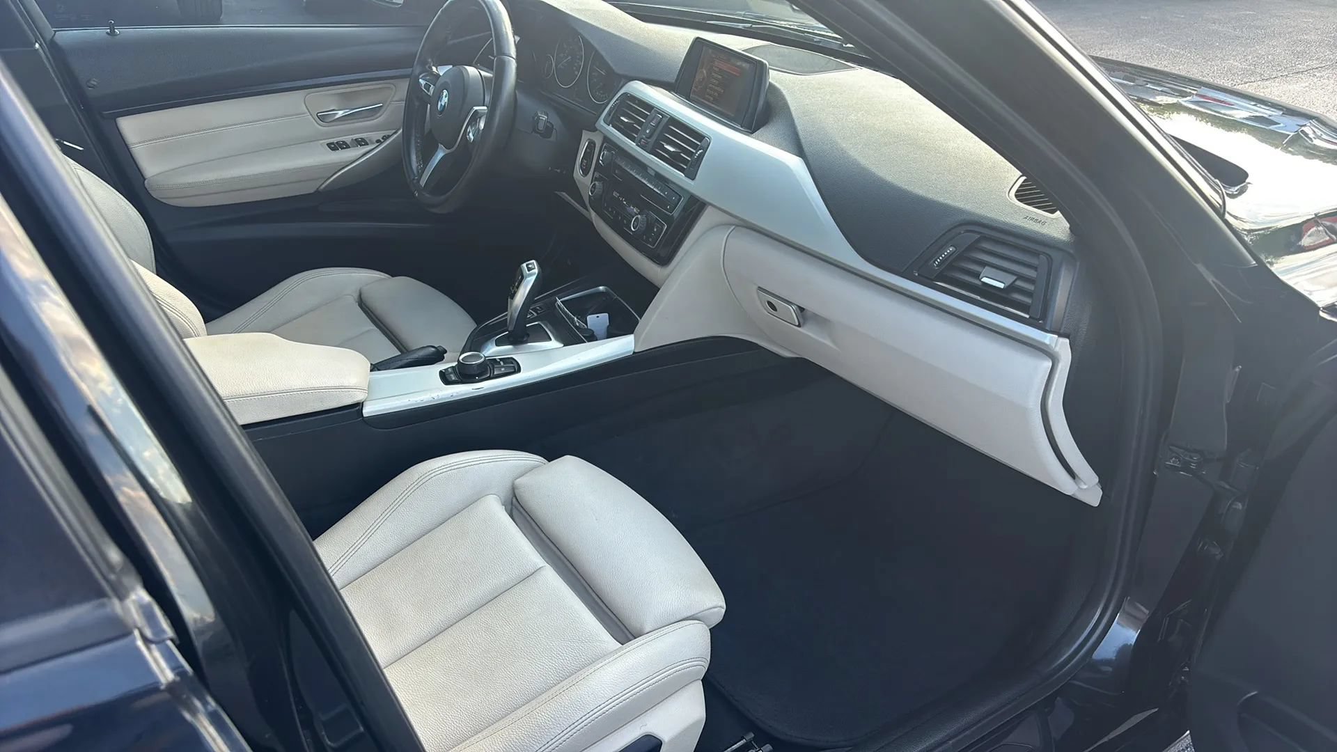 Used 2017 BMW 320i xDrive Sedan AWD/4WD image 19