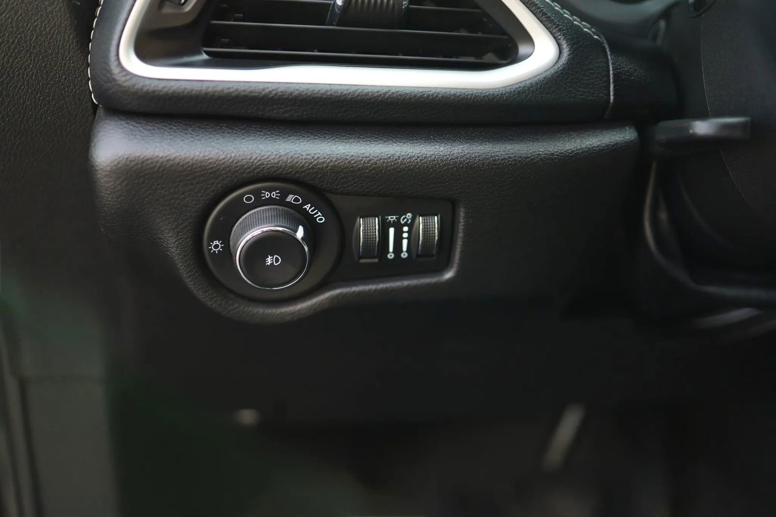 Used 2021 Chrysler Pacifica Touring w/ Uconnect Theater Family Group image 13