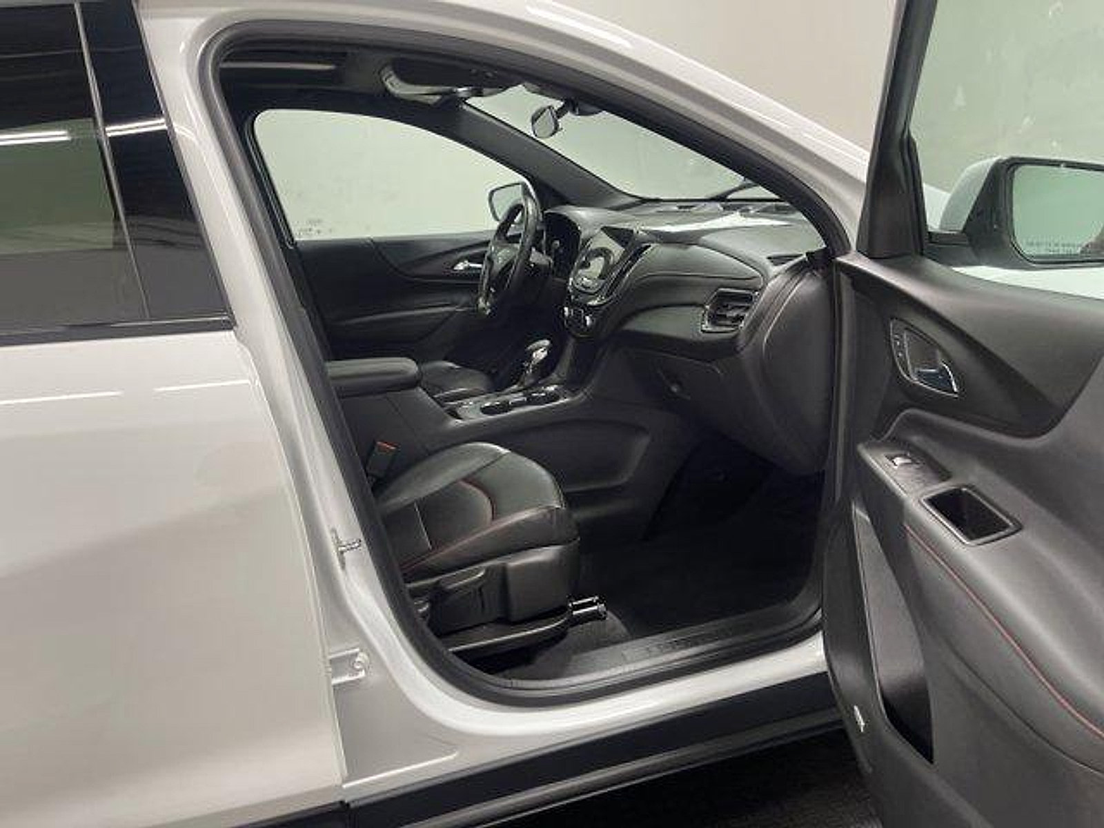 Used 2022 Chevrolet Equinox RS w/ RS Leather Package FWD image 19