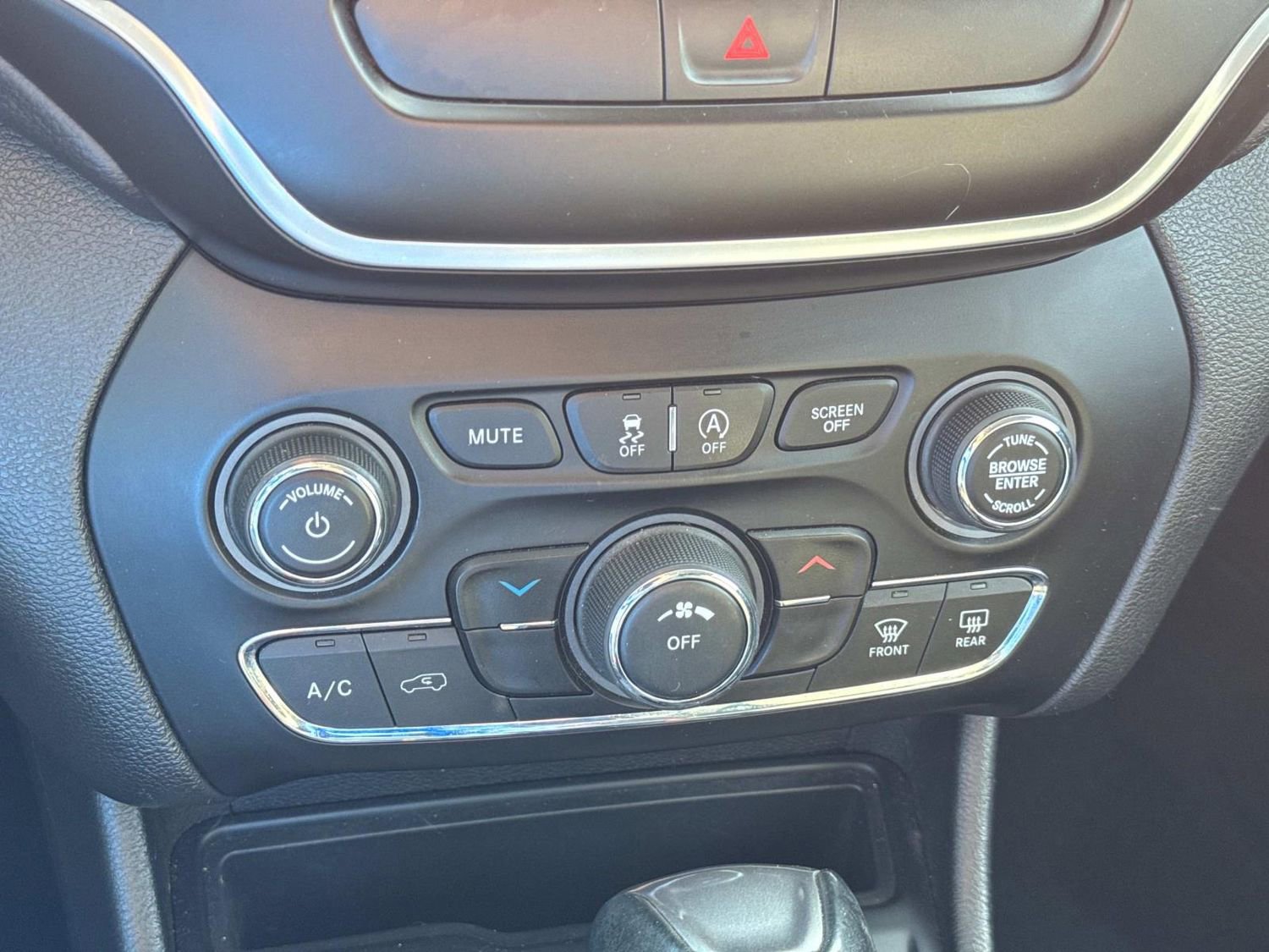 Used 2019 Jeep Cherokee Latitude Plus image 32