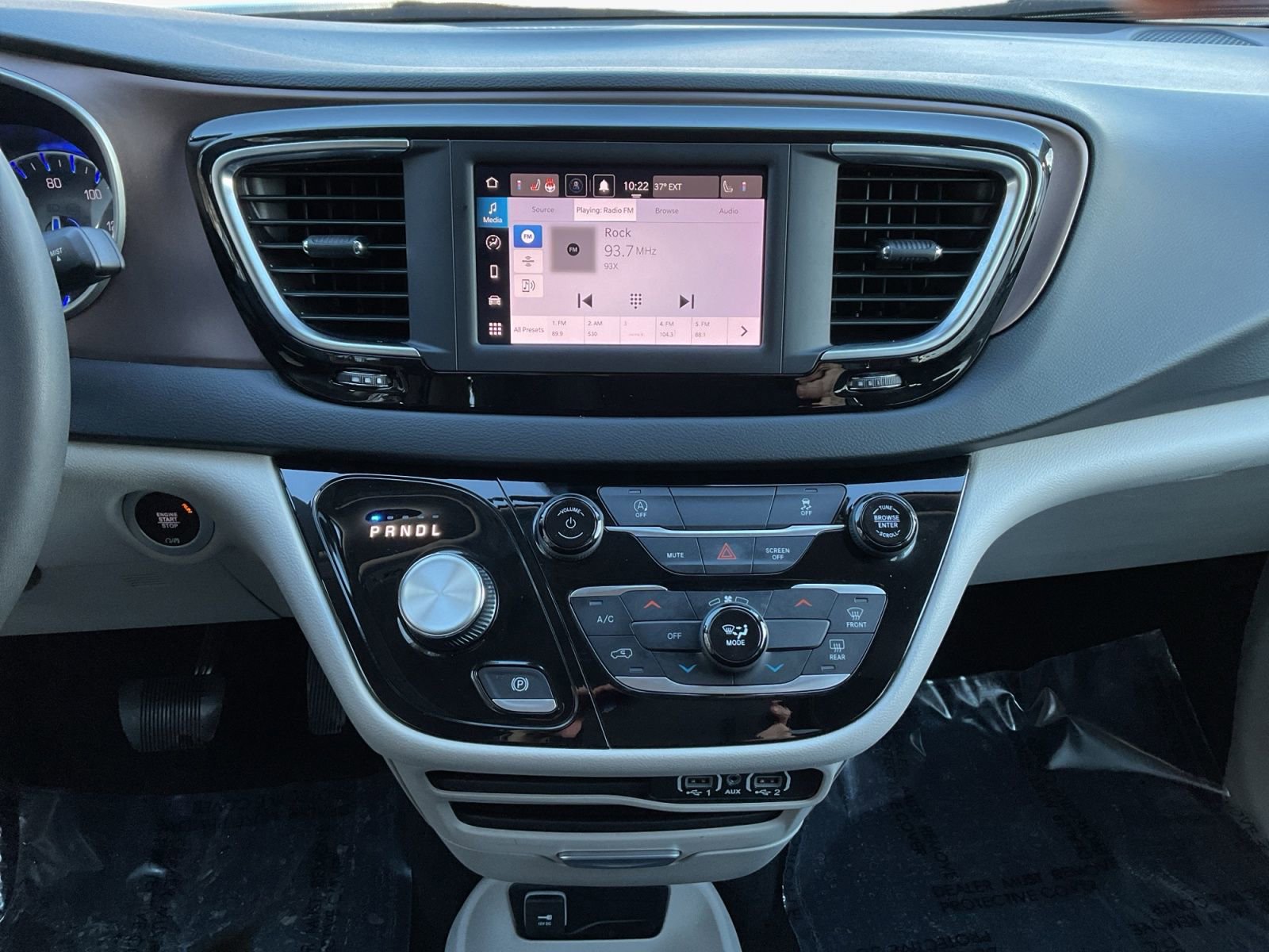 Used 2023 Chrysler Voyager LX image 11