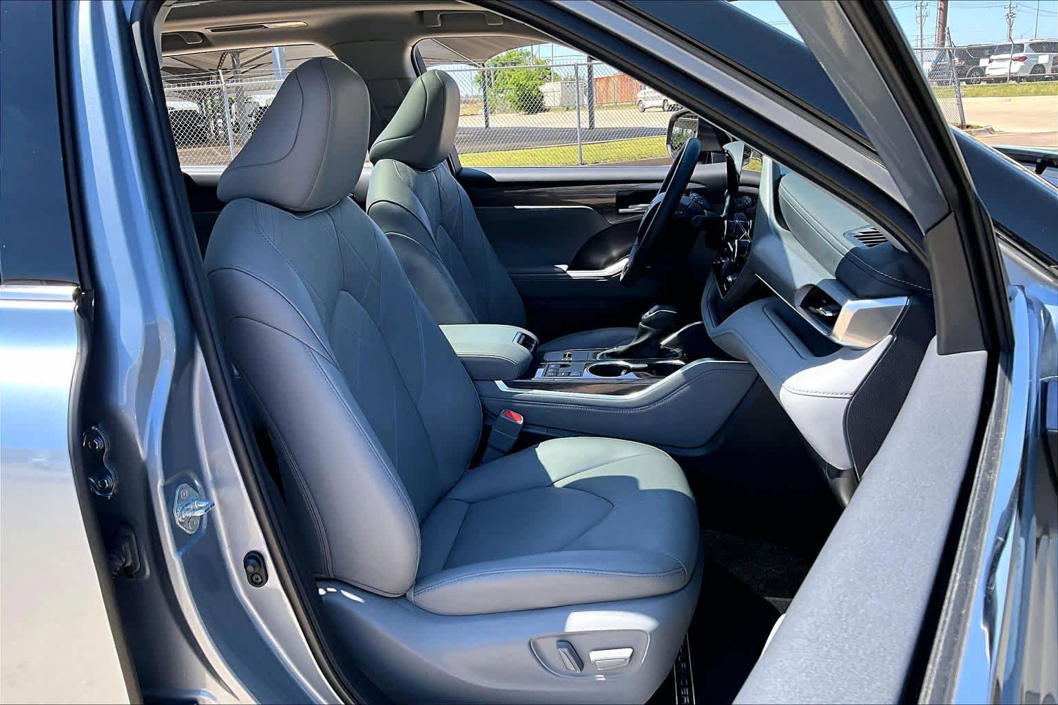 Used 2024 Toyota Highlander Platinum FWD image 9