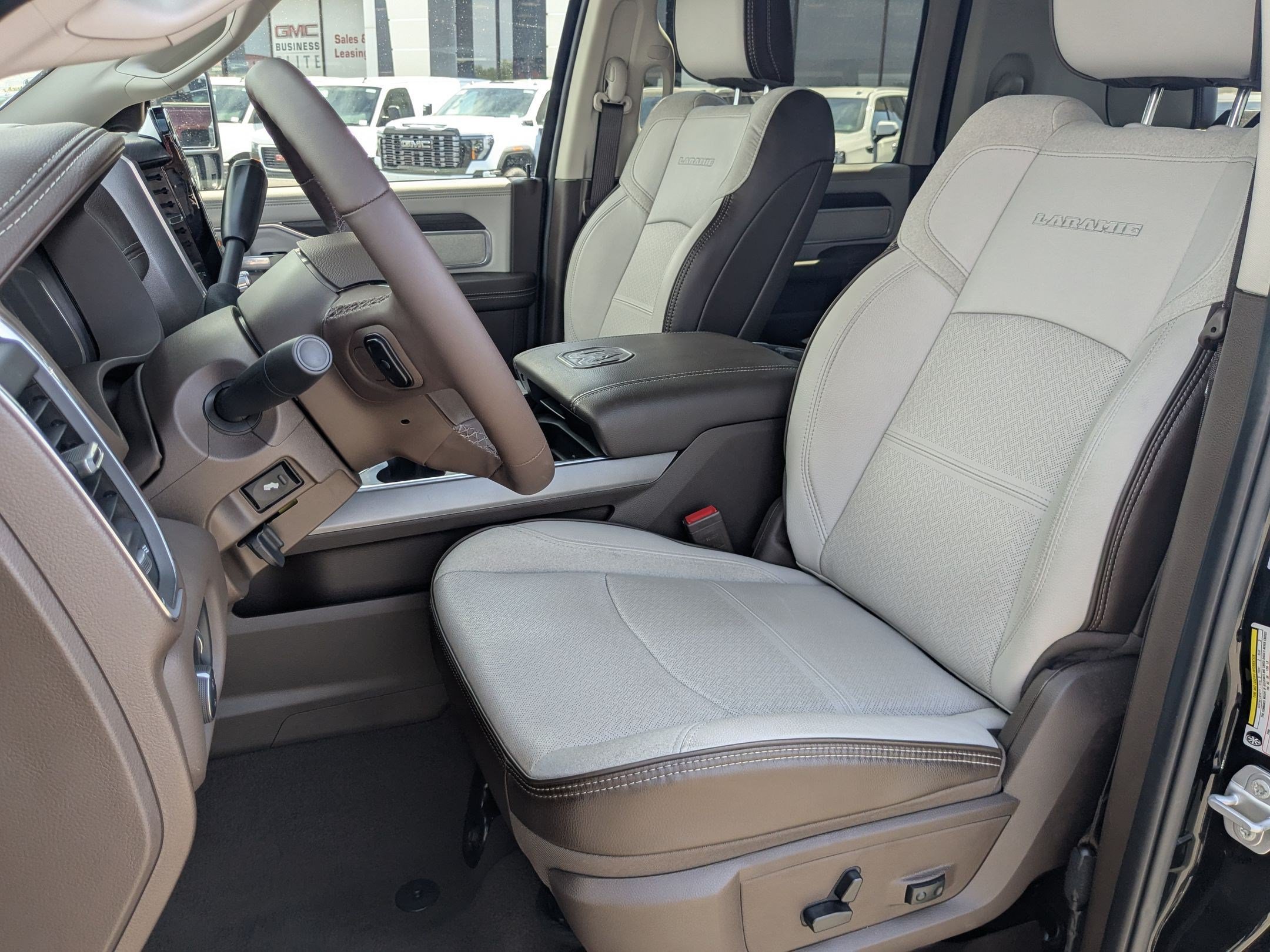 Used 2025 RAM 2500 Laramie AWD/4WD image 15