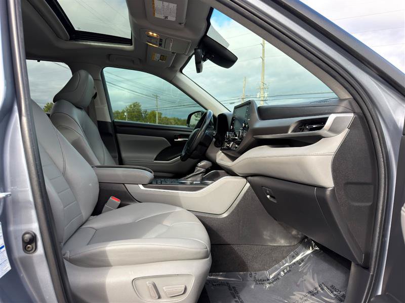 Used 2022 Toyota Highlander XLE AWD/4WD image 32