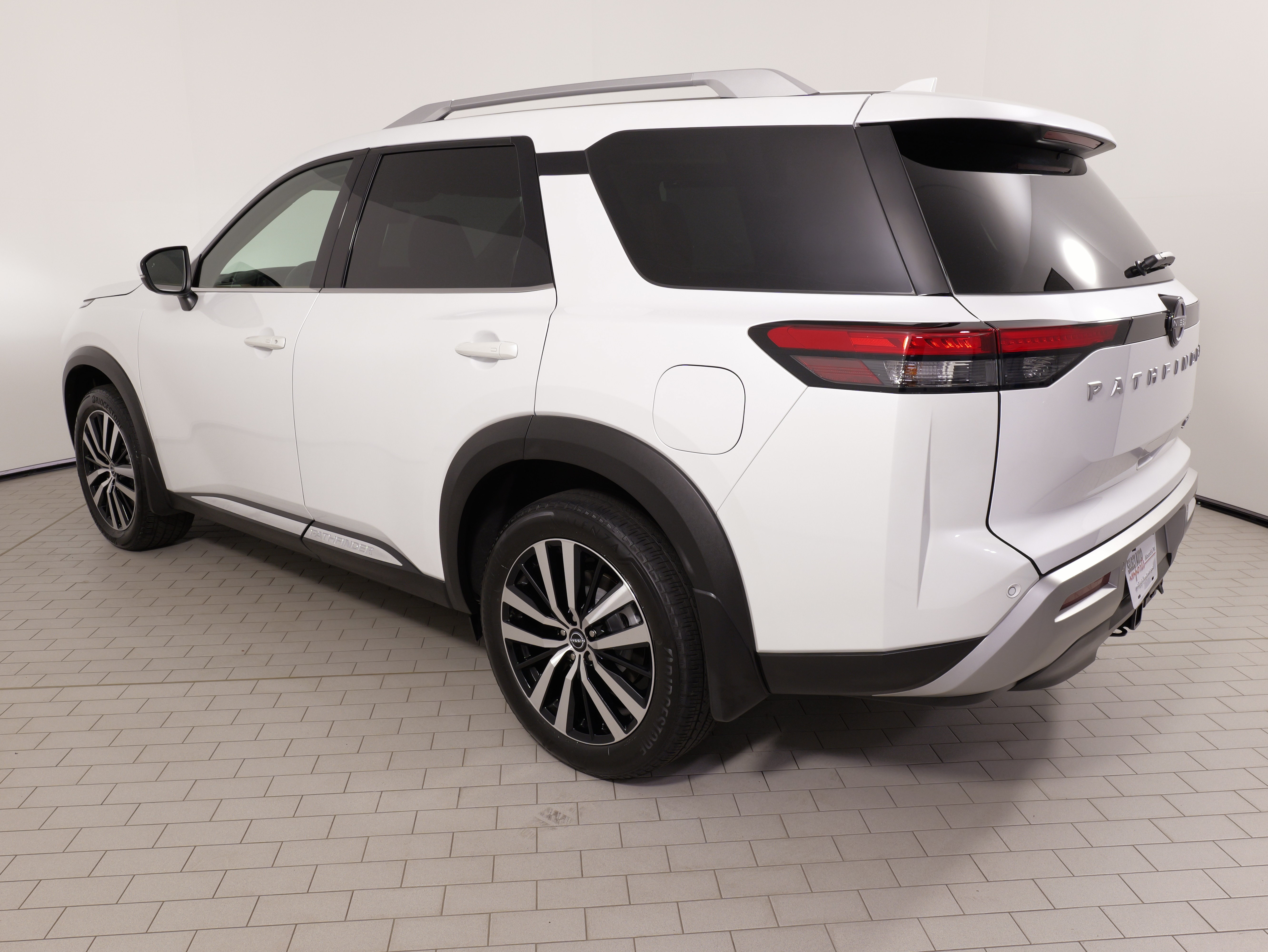 Used 2025 Nissan Pathfinder Platinum AWD/4WD image 18