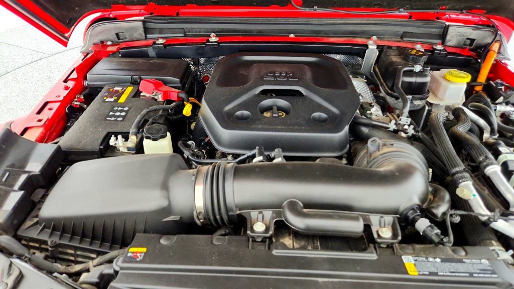 Used 2025 Jeep Wrangler Unlimited Sahara w/ Safety Group AWD/4WD image 26