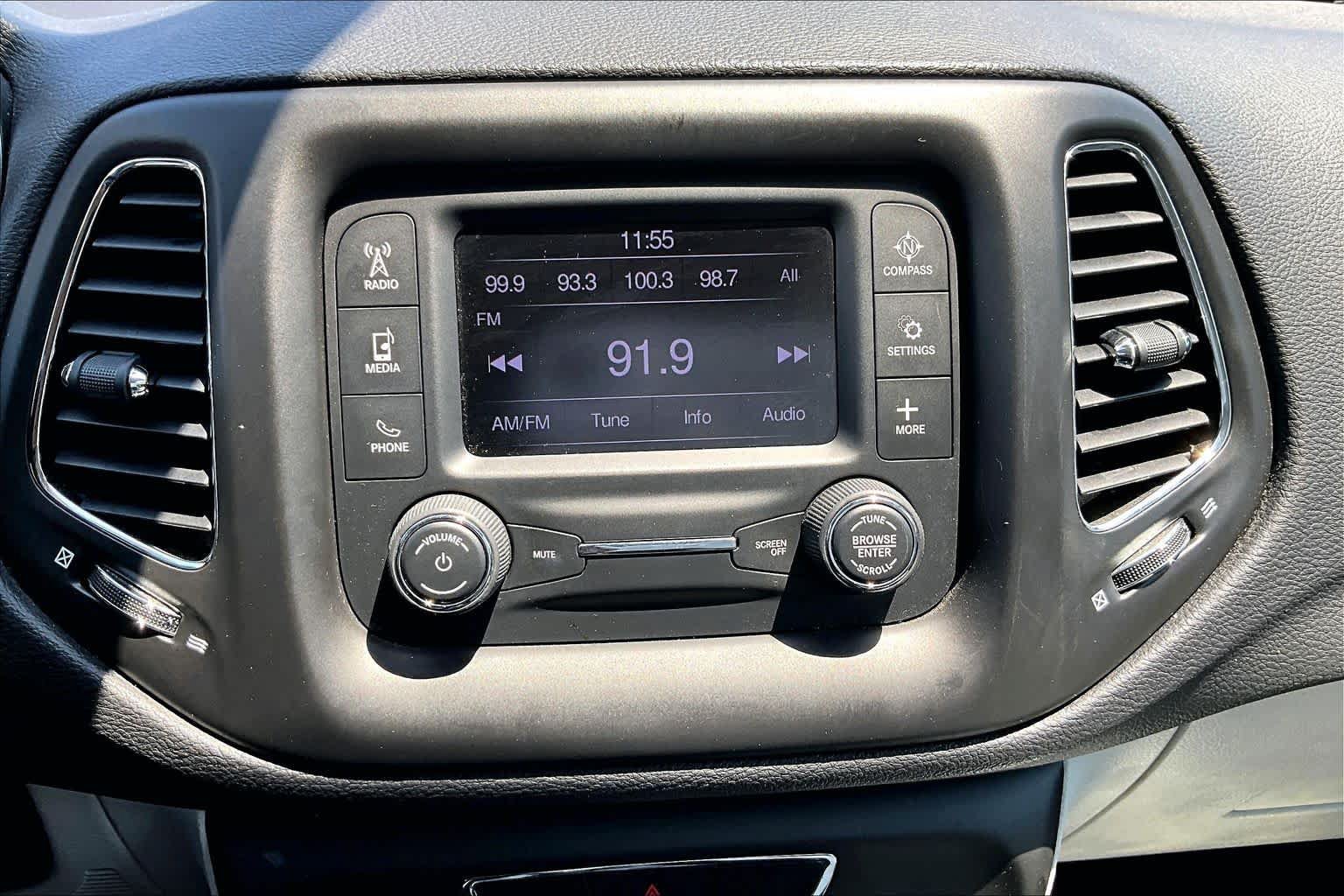 Used 2018 Jeep Compass Latitude AWD/4WD image 32