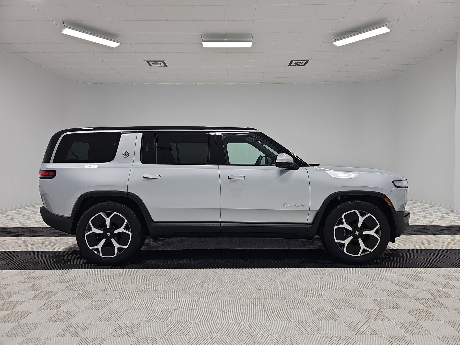 Used 2024 Rivian R1S Adventure image 6