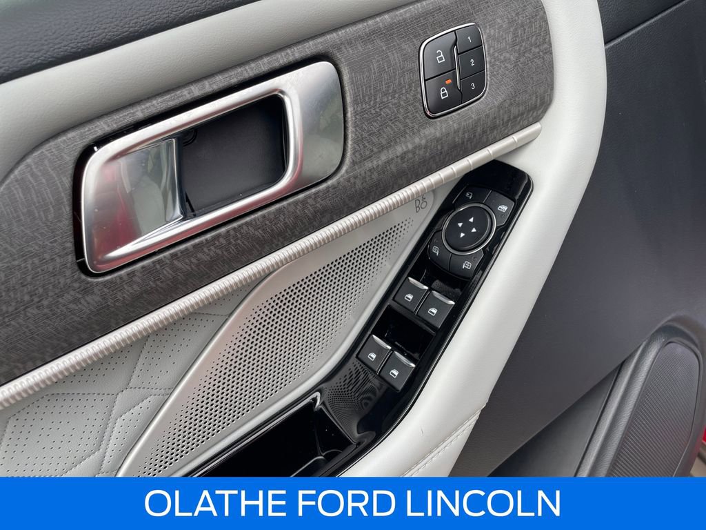 Used 2025 Ford Explorer Platinum w/ LUX Leather Package image 21