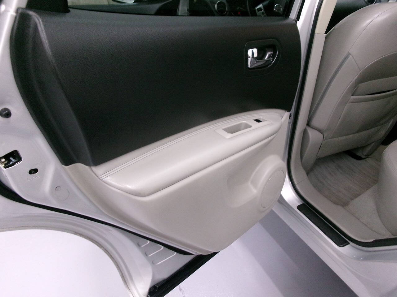 Used 2012 Nissan Rogue SL AWD/4WD image 25