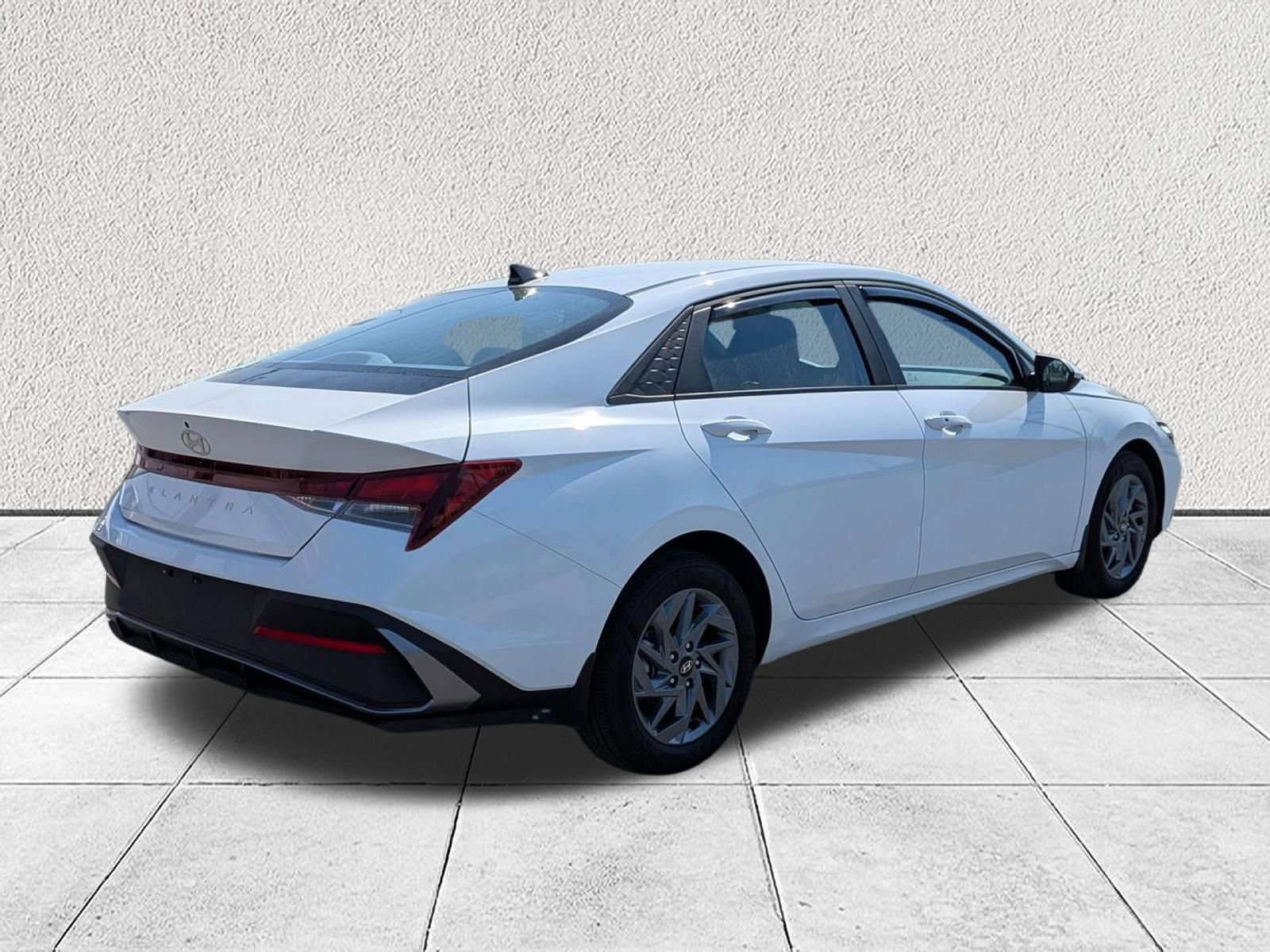Used 2024 Hyundai Elantra SEL image 3
