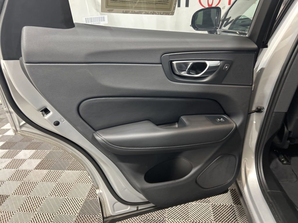 Used 2025 Volvo XC60 B5 Plus image 18