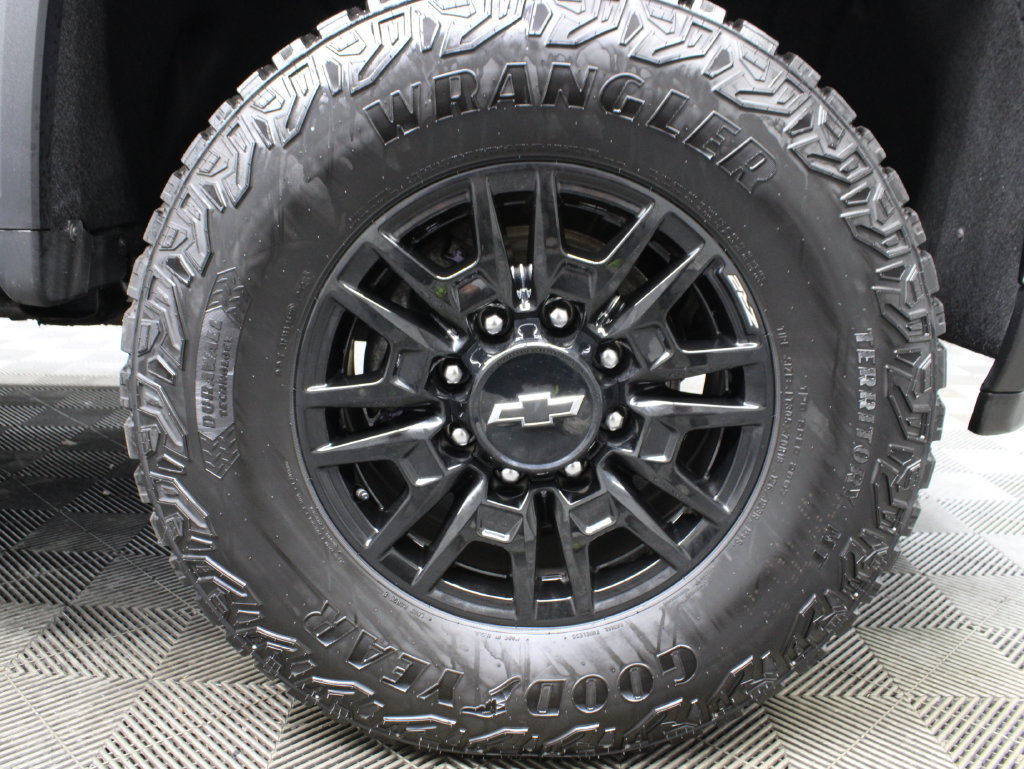 Used 2025 Chevrolet Silverado 2500 ZR2 w/ Technology Package AWD/4WD image 13