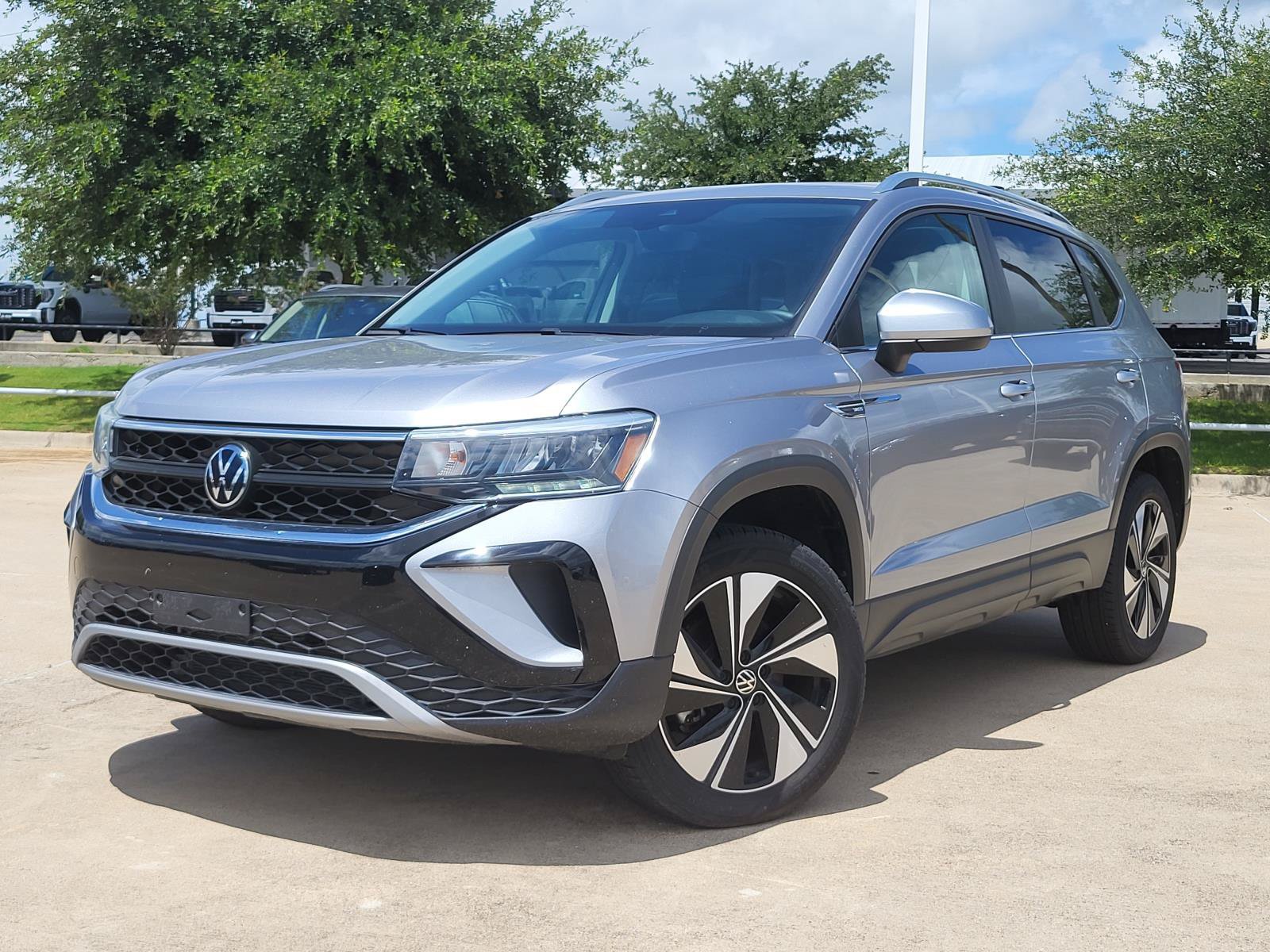 Used 2024 Volkswagen Taos SE AWD/4WD image 2
