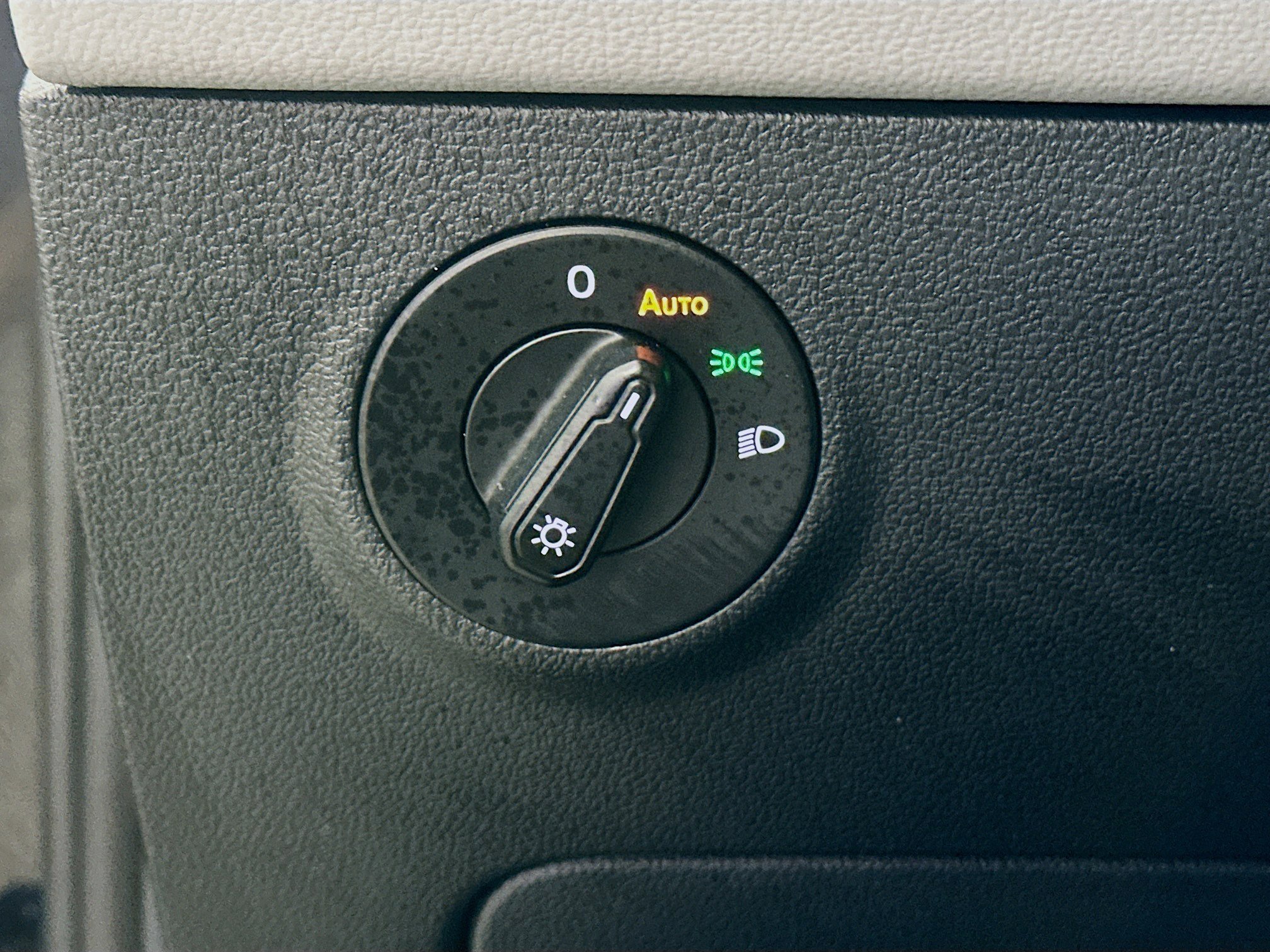 Used 2024 Volkswagen Taos SE image 17