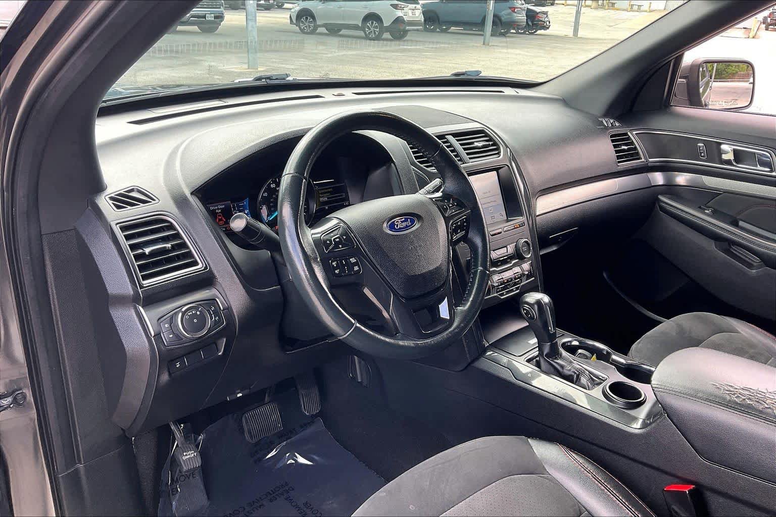Used 2019 Ford Explorer XLT w/ Equipment Group 202A FWD image 18