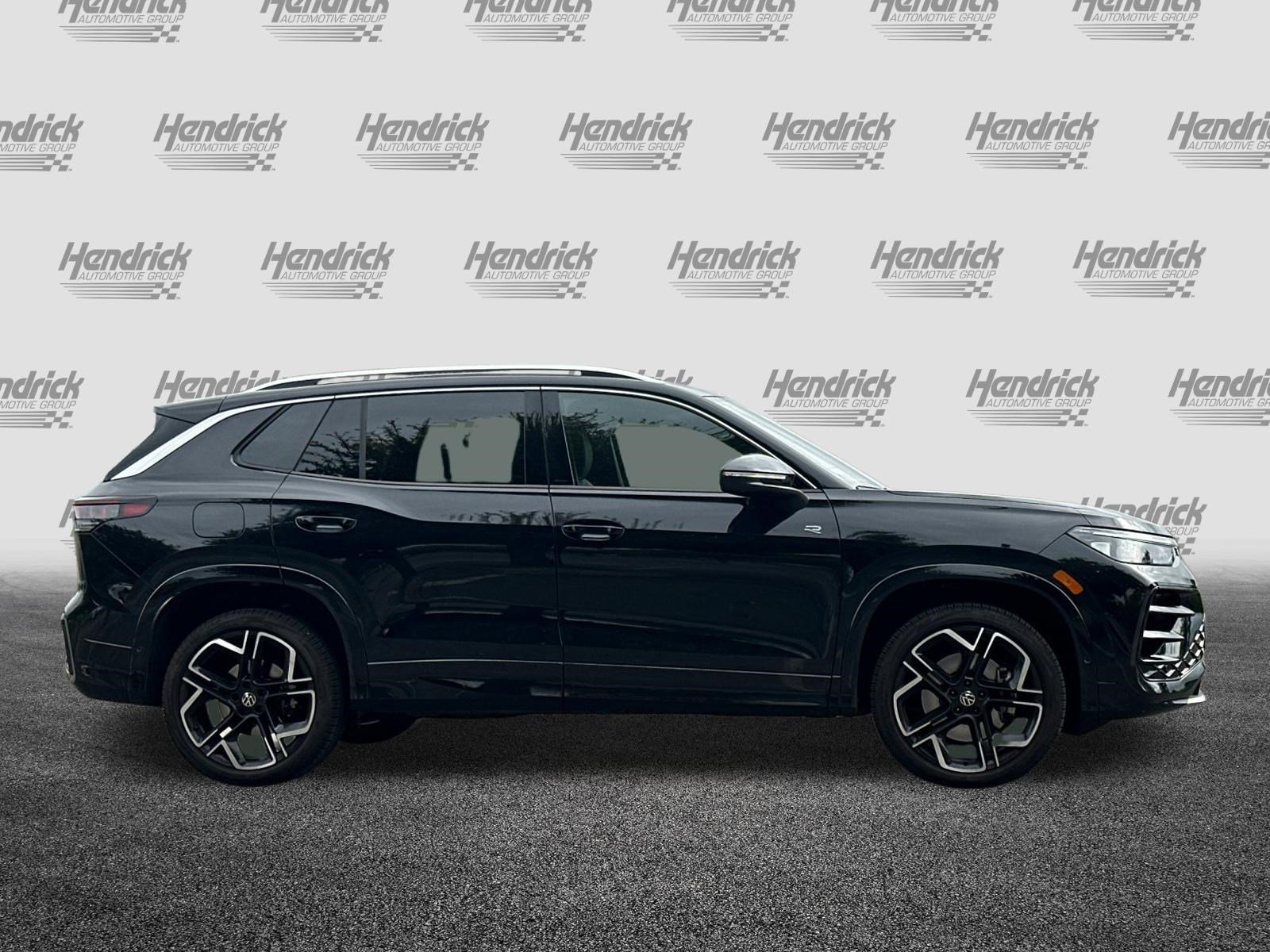 Used 2026 Volkswagen Tiguan SEL R-Line AWD/4WD image 3