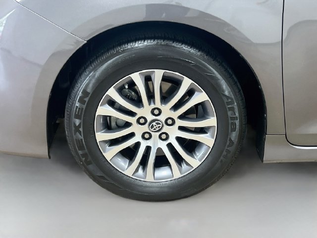 Used 2018 Toyota Sienna XLE w/ XLE Navigation Package FWD image 34