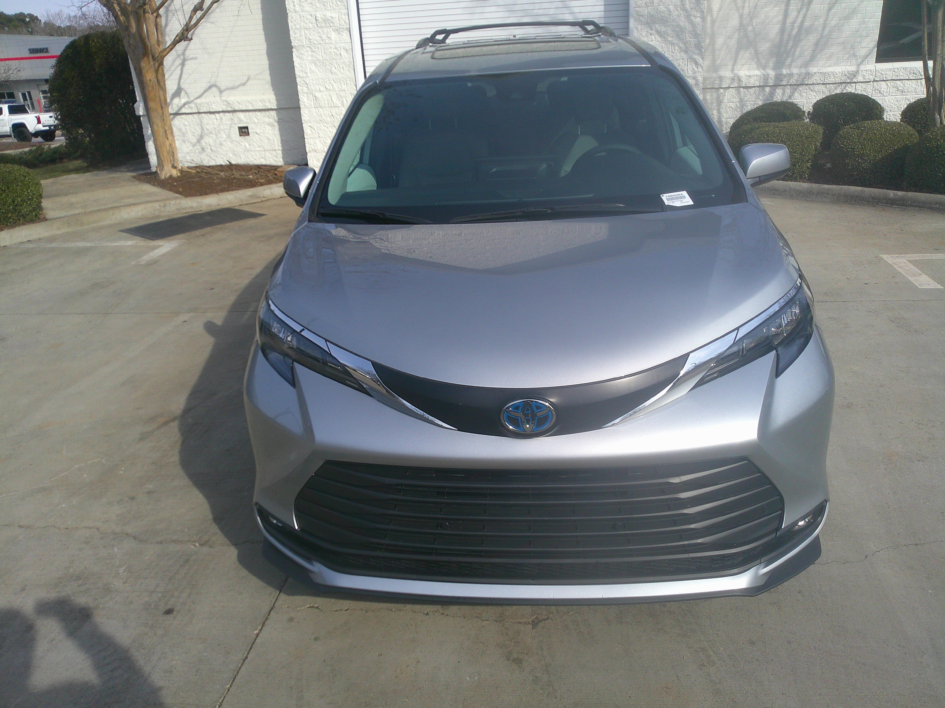 Used 2025 Toyota Sienna XLE image 3