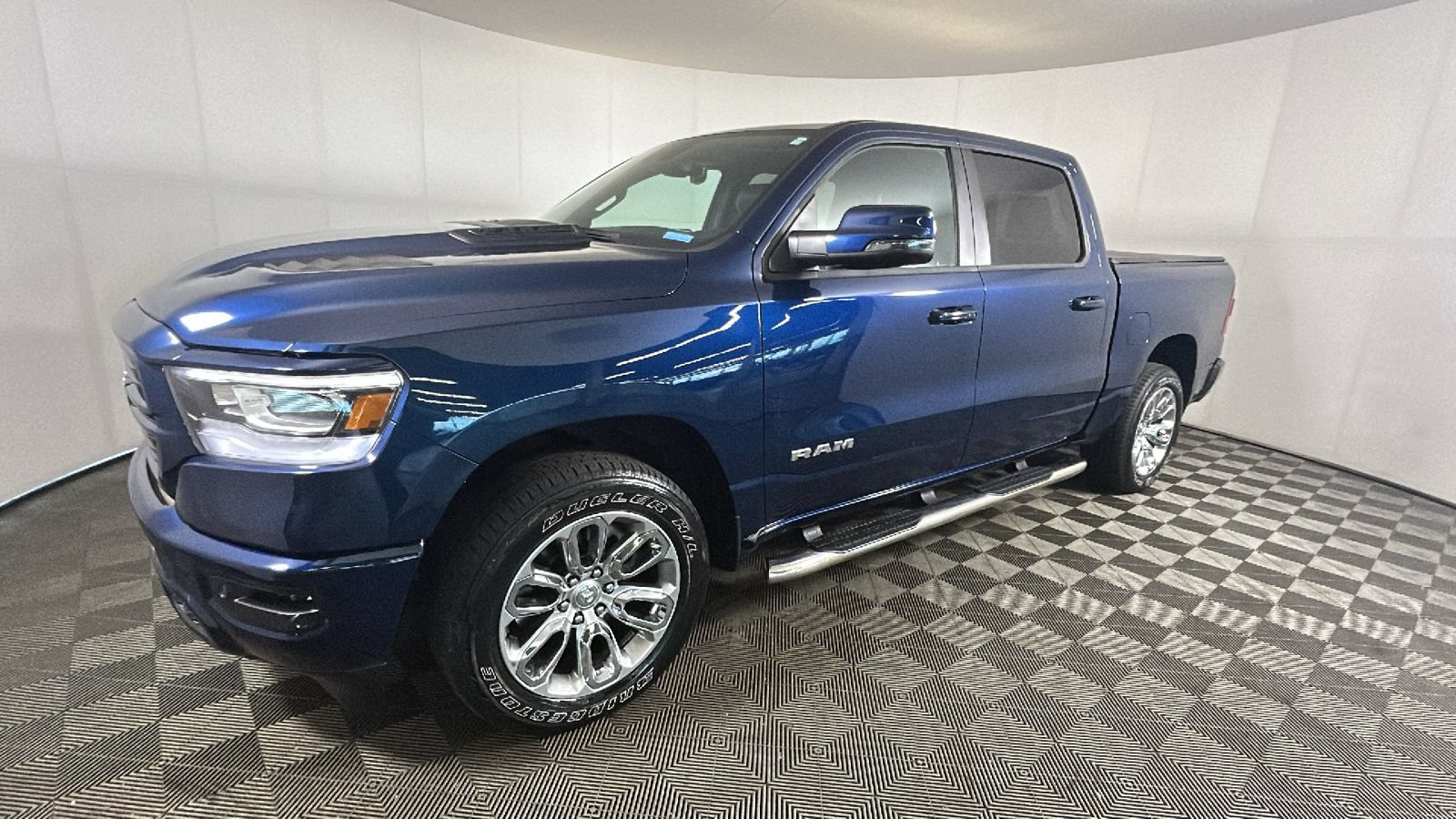 Used 2024 RAM 1500 Laramie AWD/4WD image 8