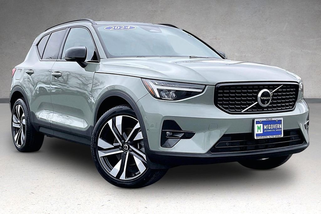 Certified 2024 Volvo XC40 B5 Plus w/ Climate Package image 3