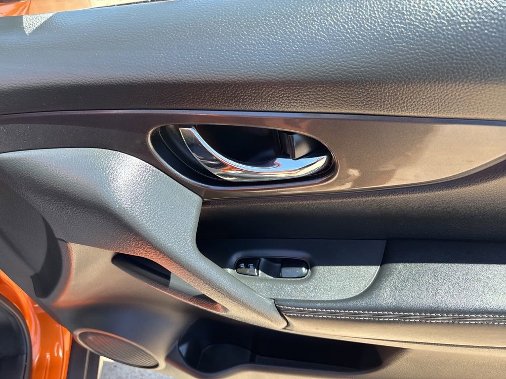 Used 2017 Nissan Rogue SV image 46