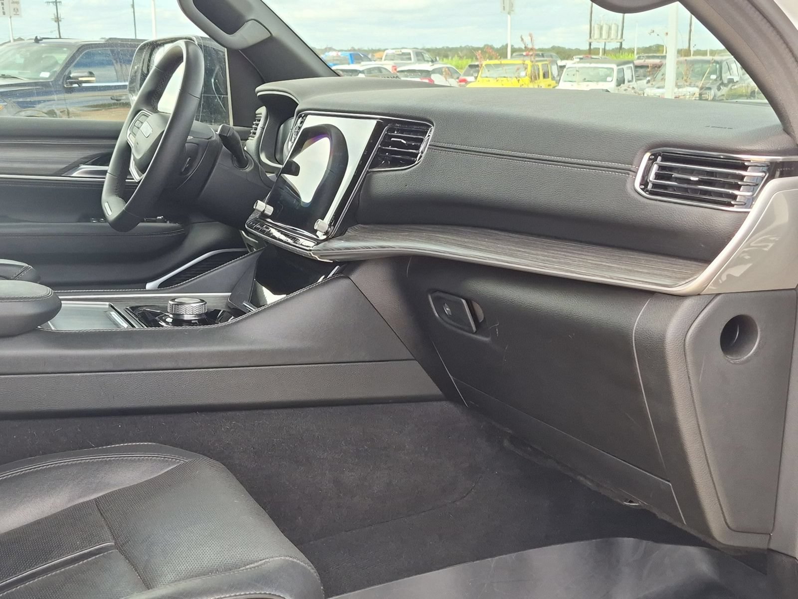 Used 2024 Jeep Wagoneer L Series II w/ Flexible Seating Group RWD image 27