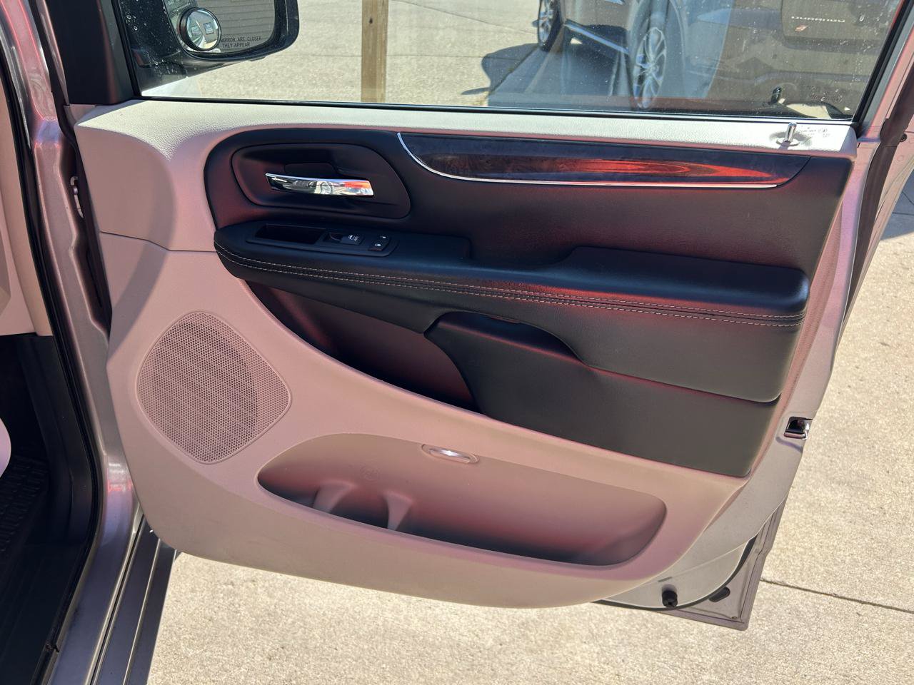 Used 2016 Chrysler Town & Country Touring FWD image 15