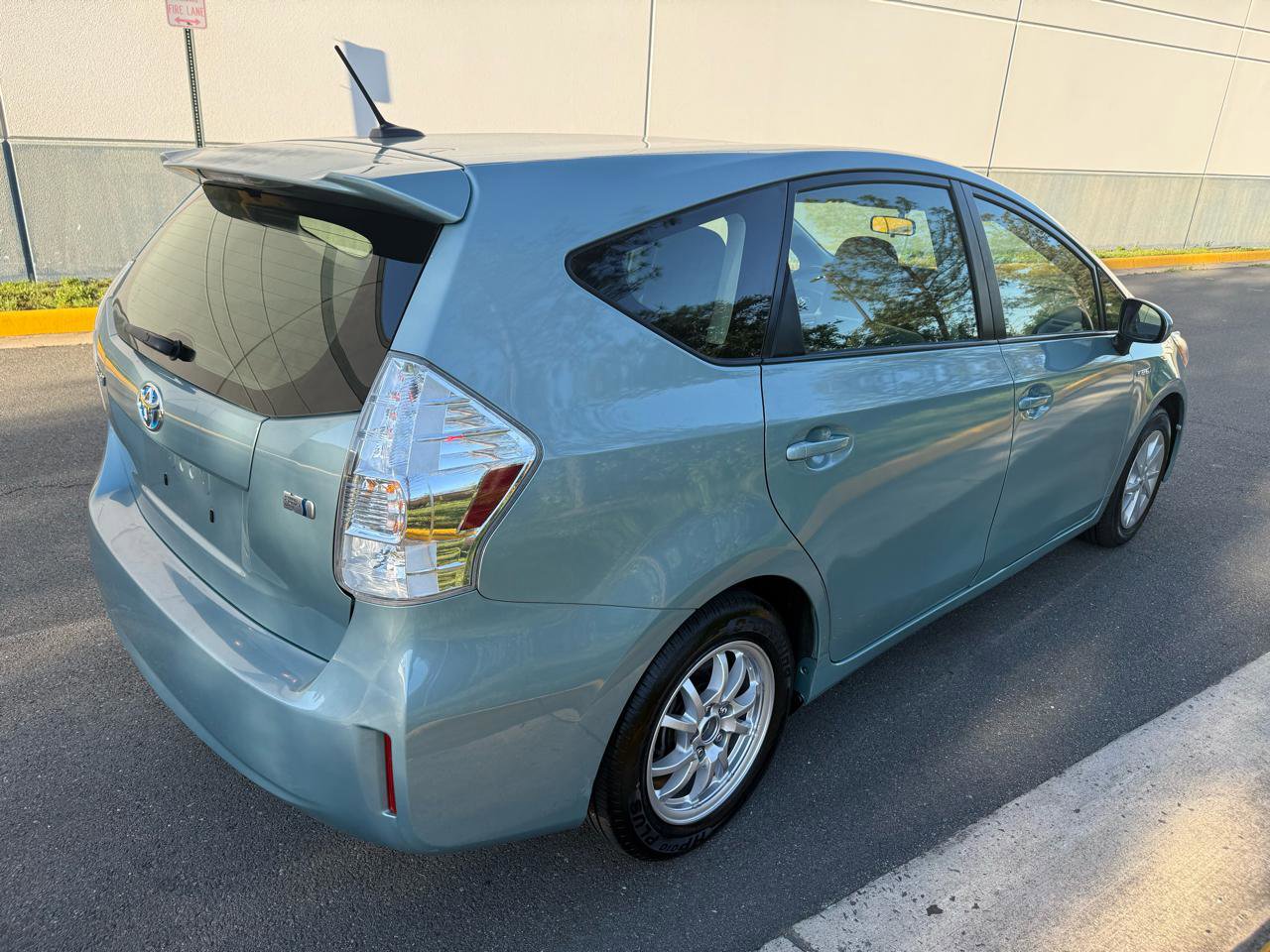 Used 2014 Toyota Prius V Three FWD image 4