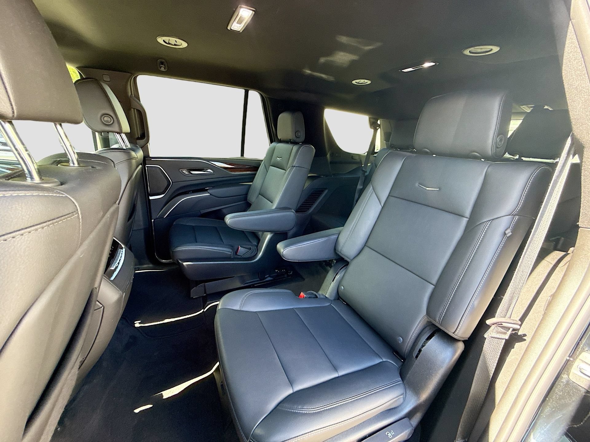 Used 2024 Cadillac Escalade Luxury AWD/4WD image 19