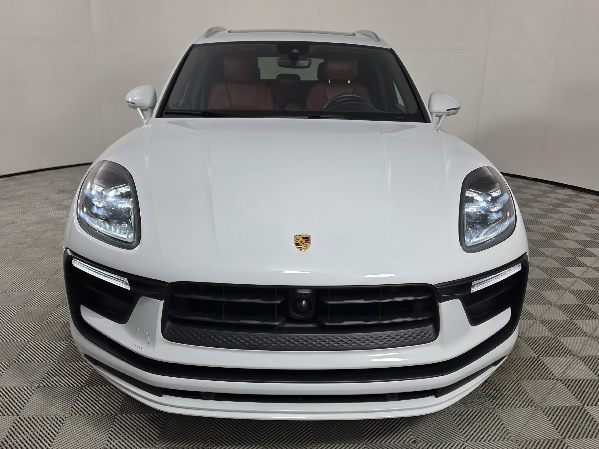Used 2025 Porsche Macan AWD/4WD image 47