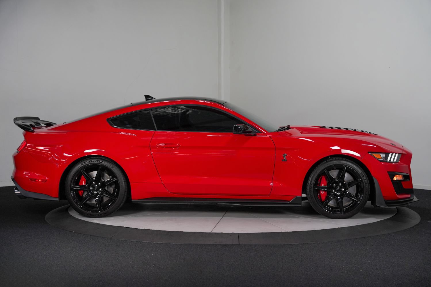 Used 2021 Ford Mustang Shelby GT500 w/ Carbon Fiber Handling Package RWD image 9