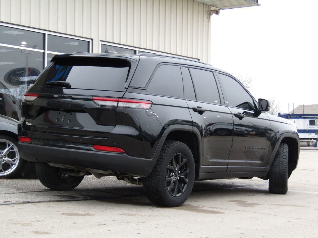 Used 2024 Jeep Grand Cherokee Altitude image 3