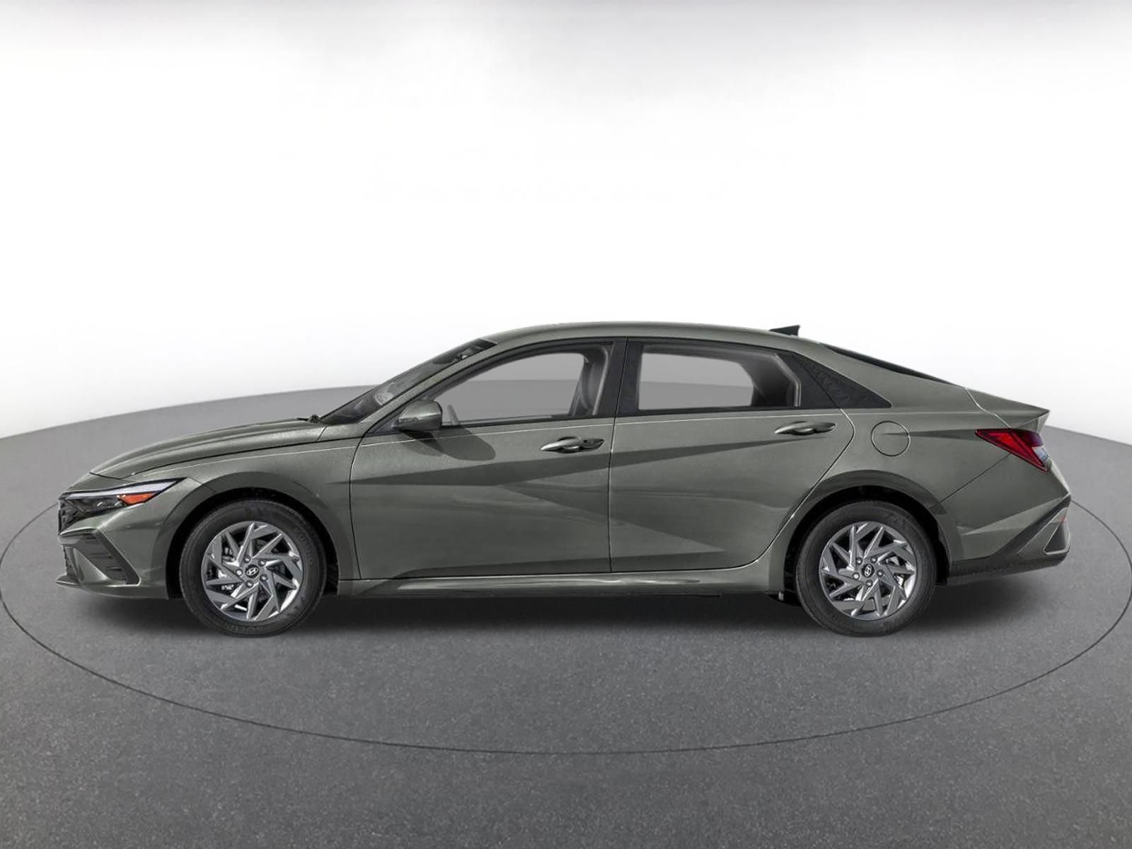 Used 2026 Hyundai Elantra Hybrid FWD image 3