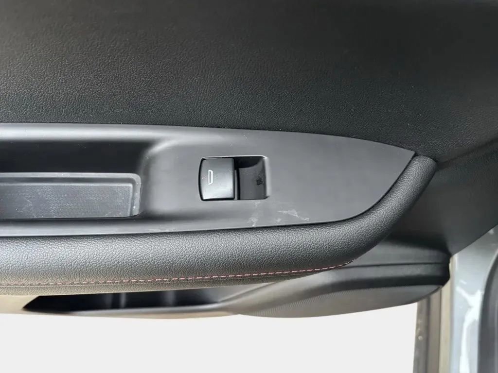 Used 2025 Chevrolet Blazer RS image 25