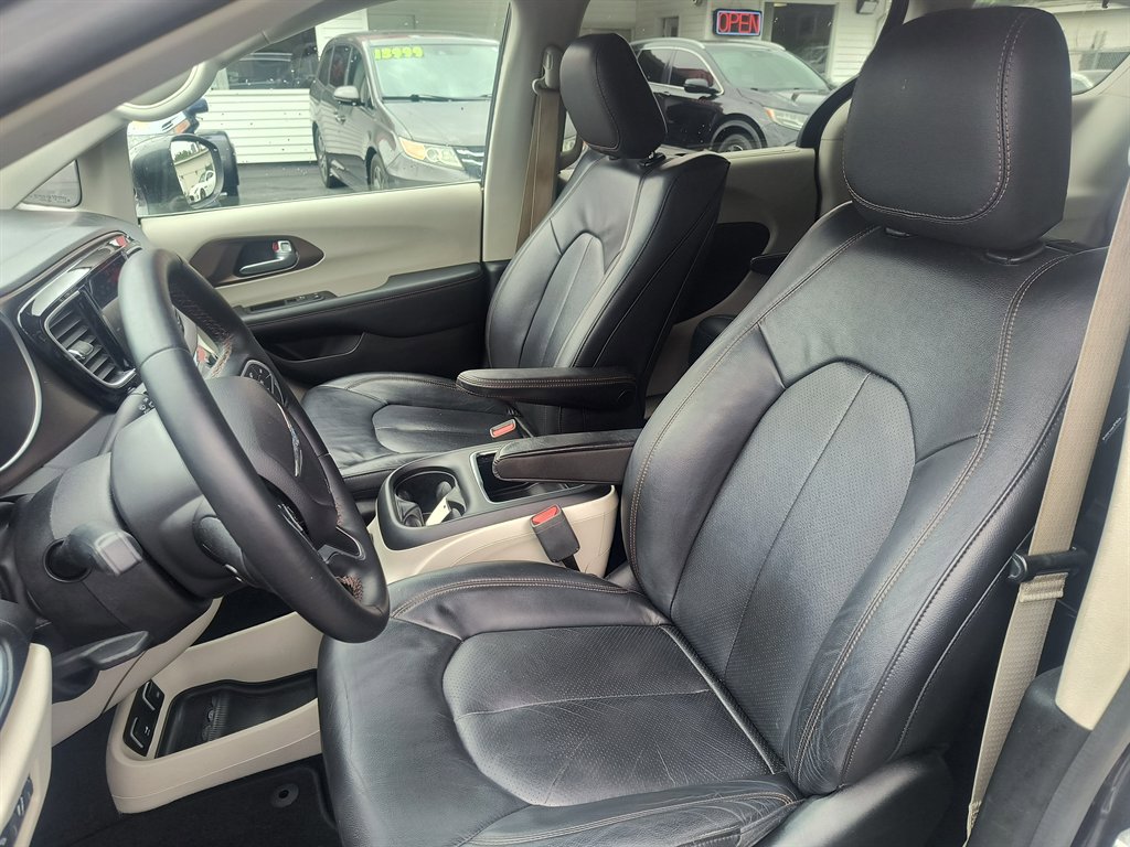 Used 2018 Chrysler Pacifica Touring-L Plus FWD image 15