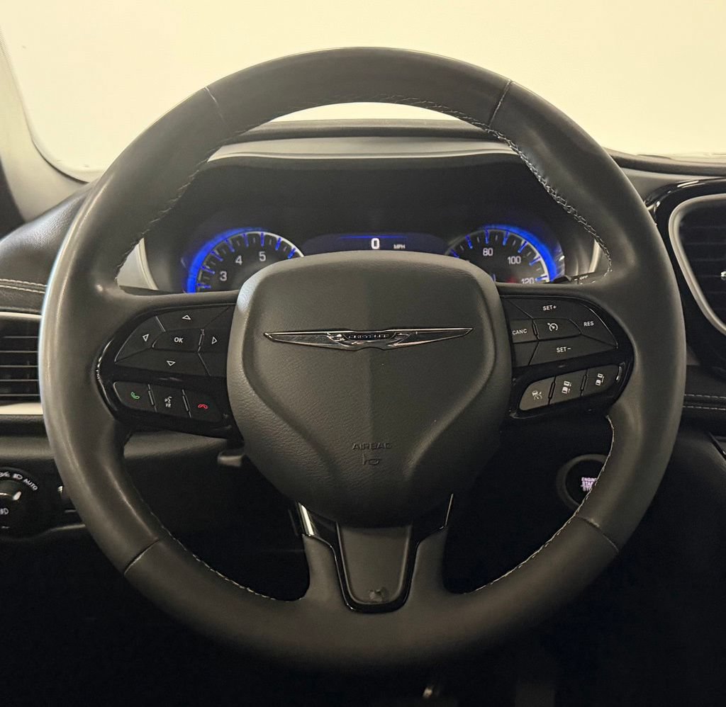 Used 2024 Chrysler Pacifica Touring FWD image 16