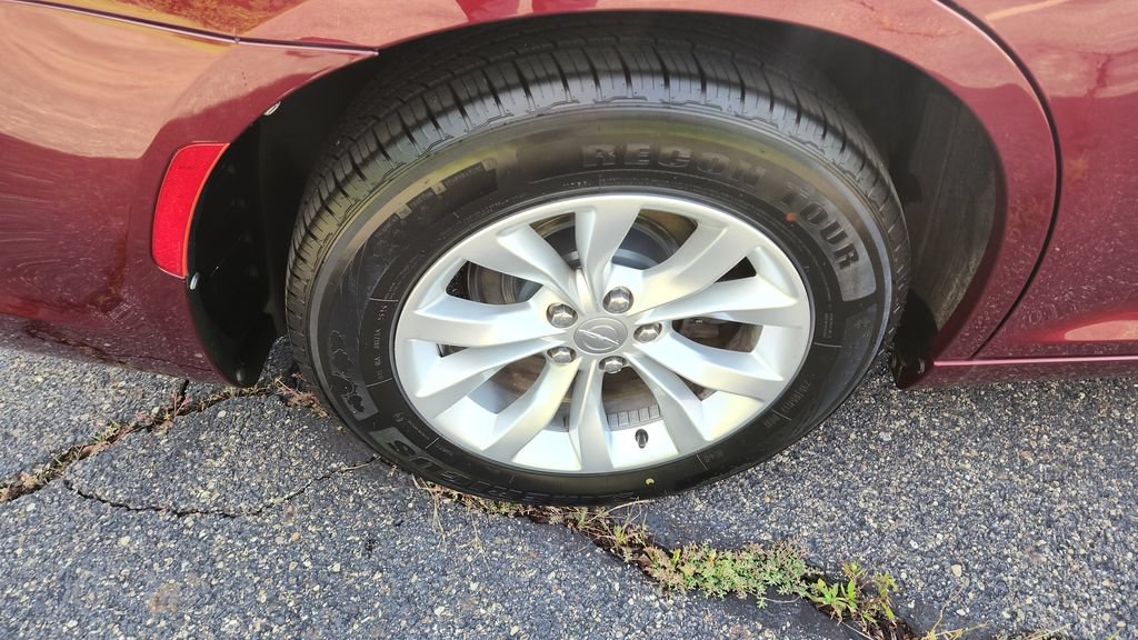 Used 2018 Chrysler 300 Touring RWD image 13
