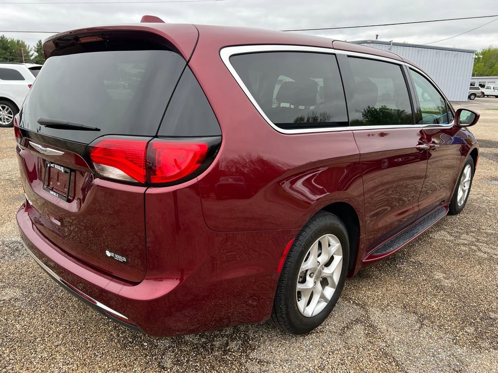 Used 2020 Chrysler Pacifica Touring w/ Tire & Wheel Group FWD image 5