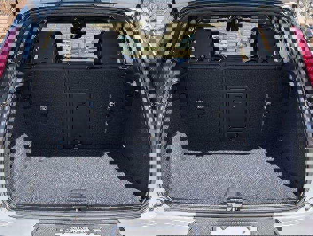 Used 2023 Volvo XC40 B5 Core image 26