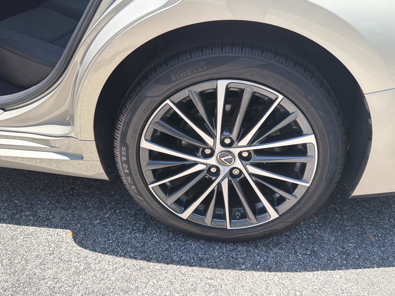 Used 2022 Lexus ES 350 w/ Premium Package FWD image 11
