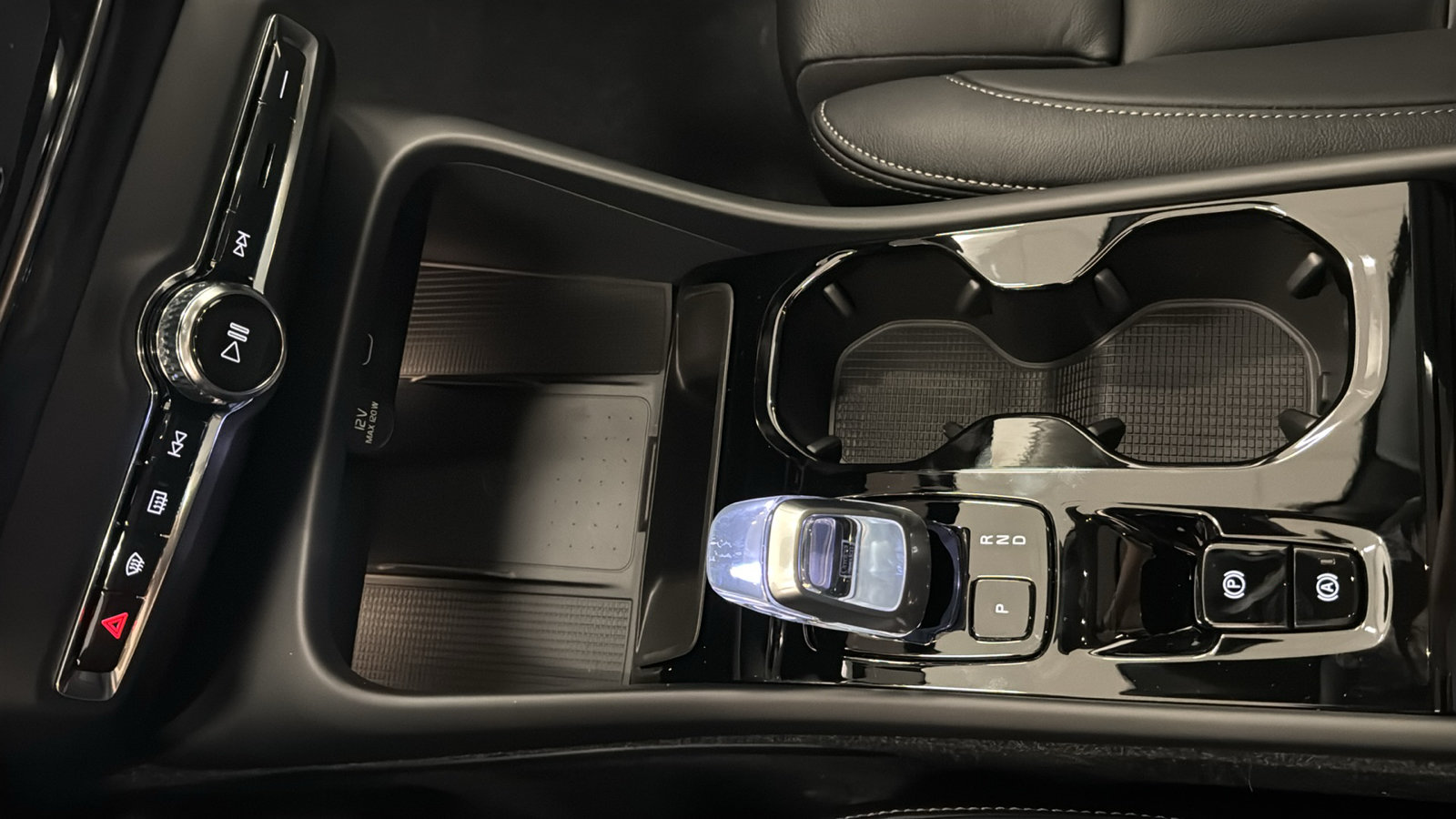 New 2026 Volvo XC40 B5 Plus w/ Protection Package Premier AWD/4WD image 19