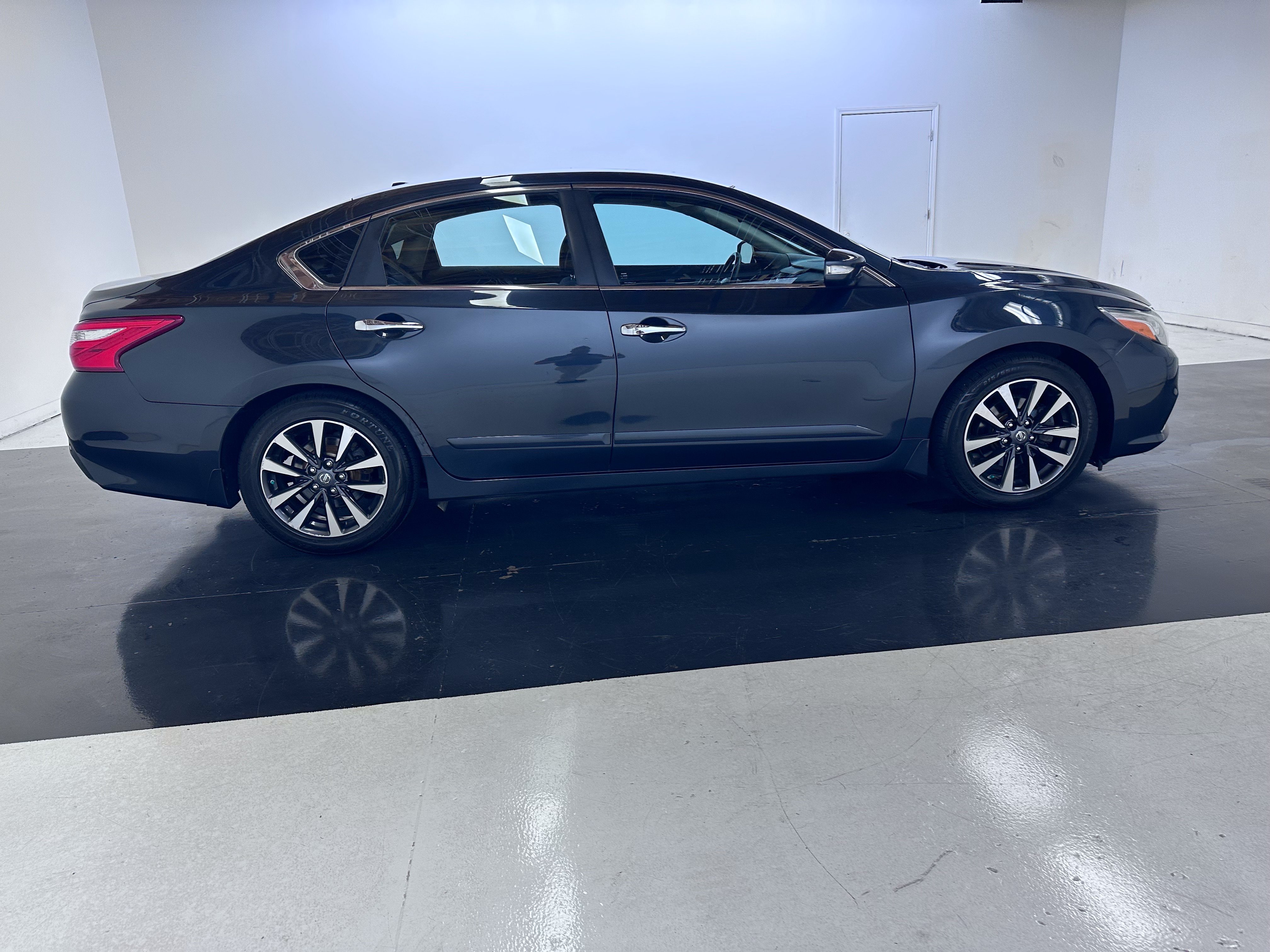 Used 2016 Nissan Altima 2.5 SV w/ Convenience Package FWD image 14