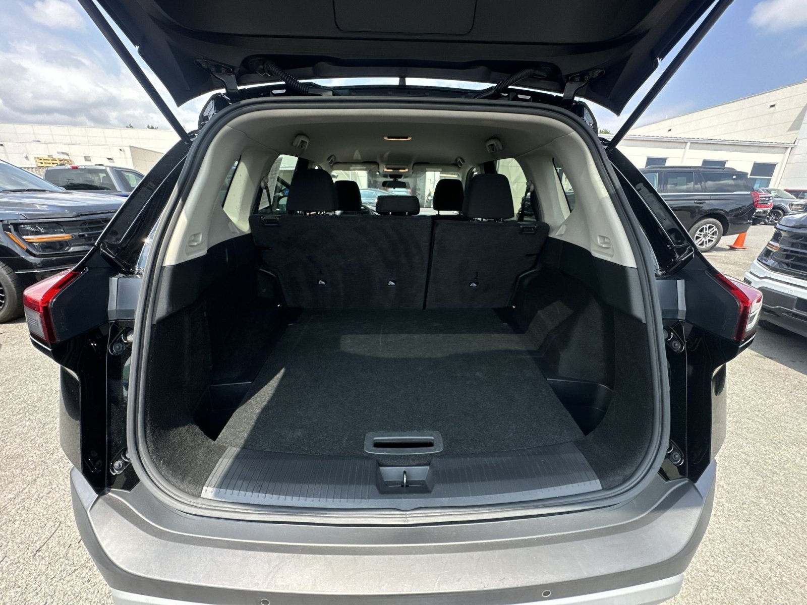 Used 2023 Nissan Rogue S AWD/4WD image 32