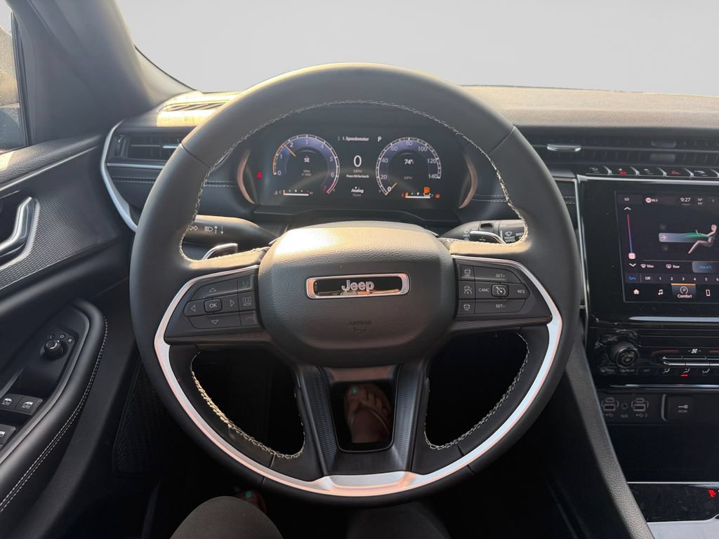 Used 2025 Jeep Grand Cherokee Laredo AWD/4WD image 13
